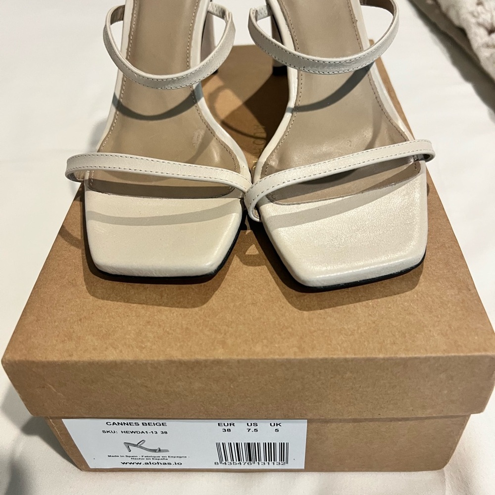 ALOHAS Cream Heels with Double Straps and Square Toe